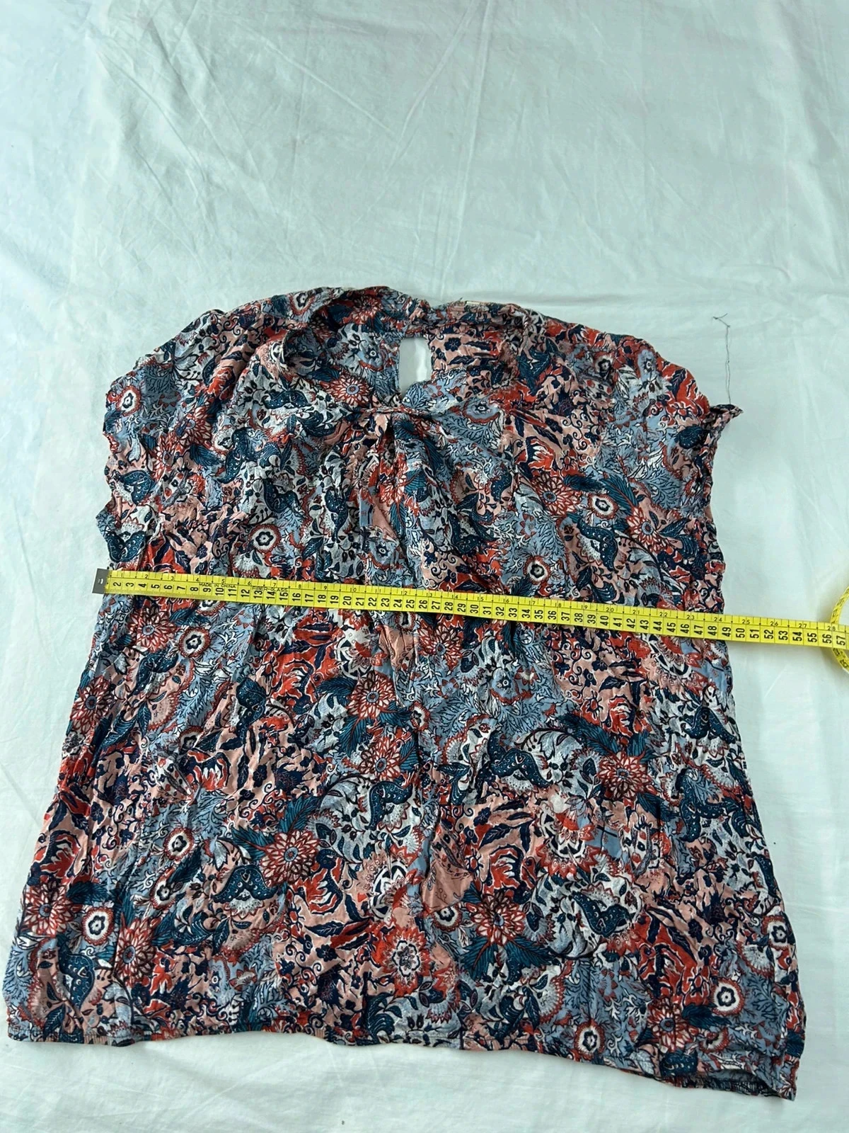 Blusa de manga corta con motivos multicolores, talla M – photo 6